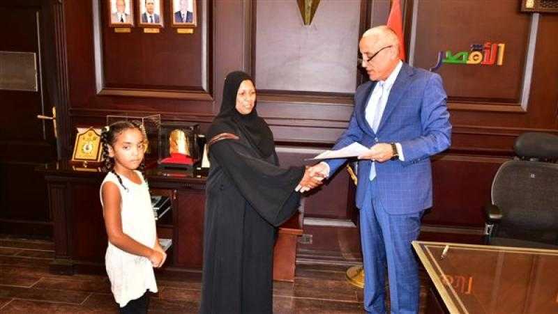 محافظ الأقصر يسلم مواطنة نموذج نهائى التقنين