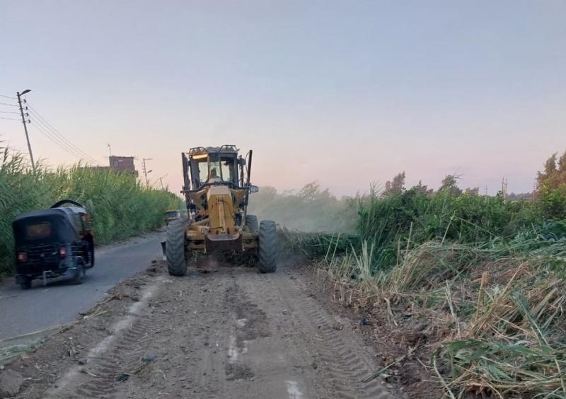 محافظ كفر الشيخ يتابع أعمال رفع كفاءة وتمهيد الطرق بقرى مطوبس