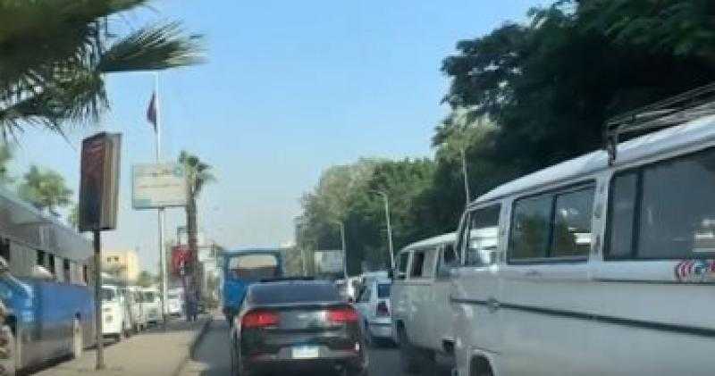 النشرة المرورية.. كثافات متحركة للسيارات بمحاور القاهرة والجيزة