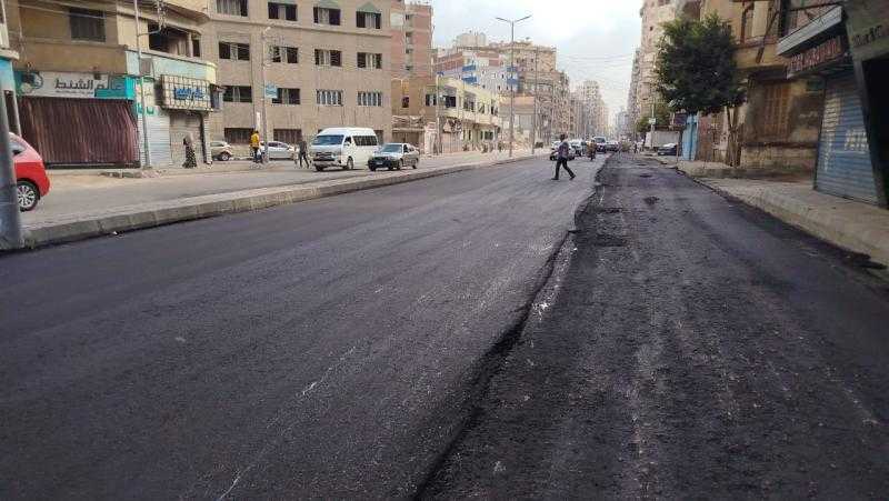 محافظ الغربية يتابع استمرار أعمال وضع طبقة الأسفلت بشارع النحاس