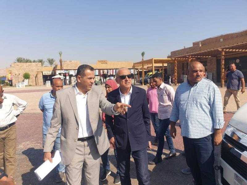 محافظ الأقصر يتفقد أعمال رصف نجع العوايرين