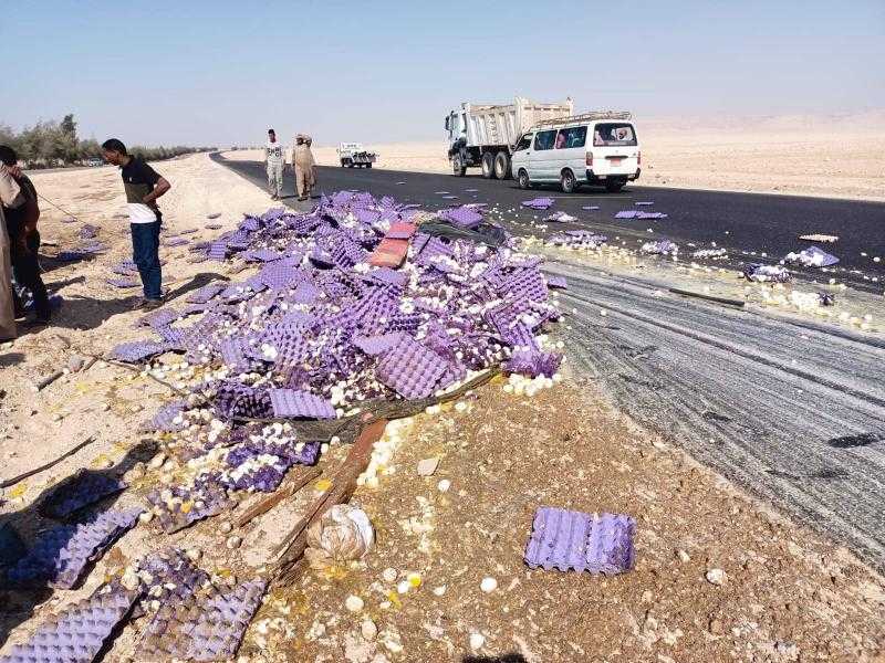 بدون إصابات.. انقلاب سيارة محملة بالبيض على طريق أسيوط الغربي