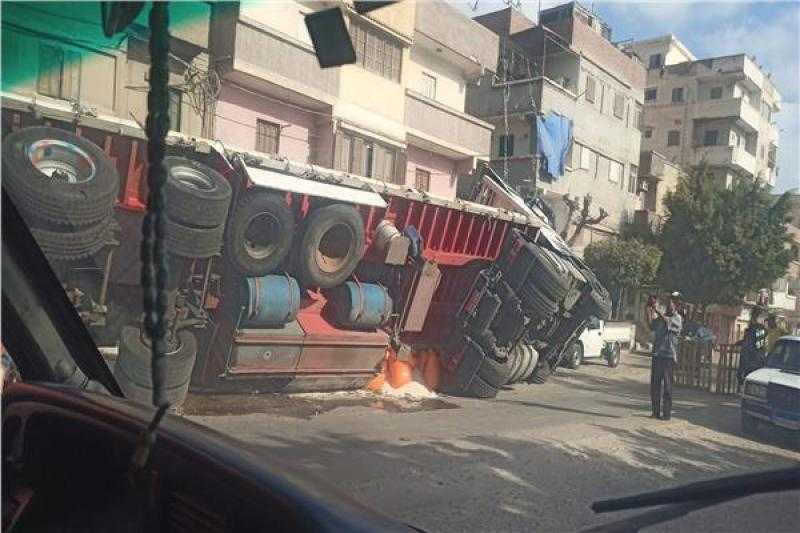 انقلاب سيارة نقل ثقيل محملة بكميات من الأسمدة في الإسكندرية.. صور
