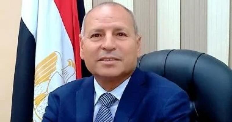 محافظ القاهرة يتابع إزالة دور بعقار مخالف بالمقطم