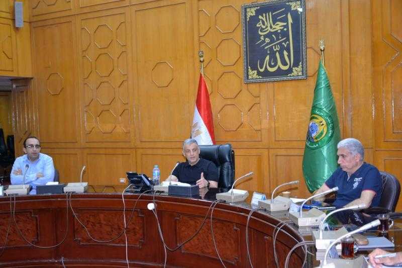 محافظ الإسماعيلية يناقش خطة تطوير النقل الداخلي والمواقف