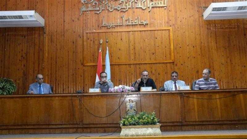 محافظ أسيوط: إطلاق مبادرة لإقامة معارض ”أهلا مدارس” بتخفيضات 25%