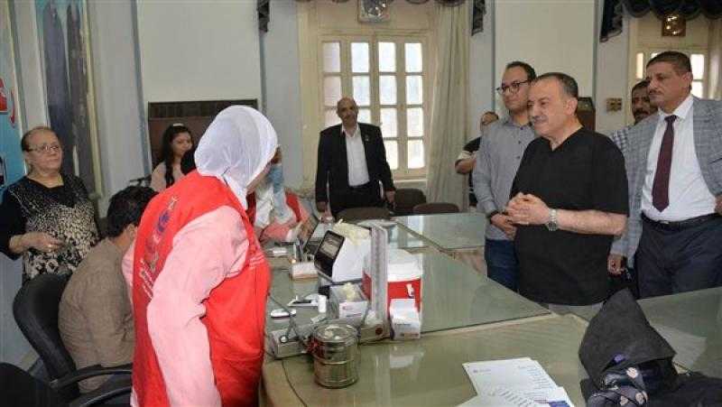 محافظ أسيوط يتفقد قافلة طبية ضمن حملة 100 يوم صحة