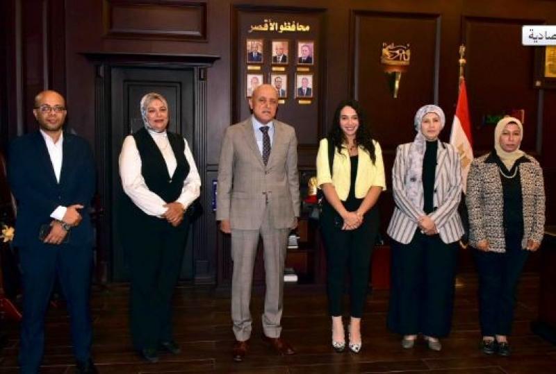 محافظ الأقصر يستقبل وفد وزارة التخطيط لبحث المشروعات الخضراء الذكية