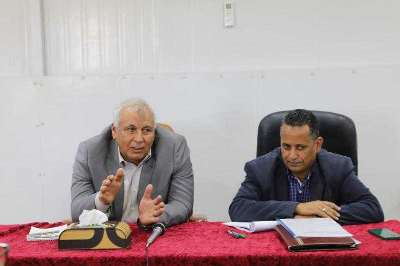 محافظ الوادي الجديد يعقد اجتماعًا لمتابعة ”رفع كفاءة المنازل” بقرى الأربعين بباريس