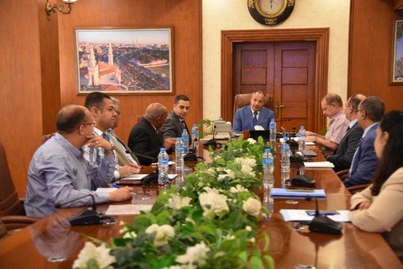 محافظ بورسعيد يناقش آليات إنشاء ”مركز خدمات مصر” مع وفد من وزارة التخطيط