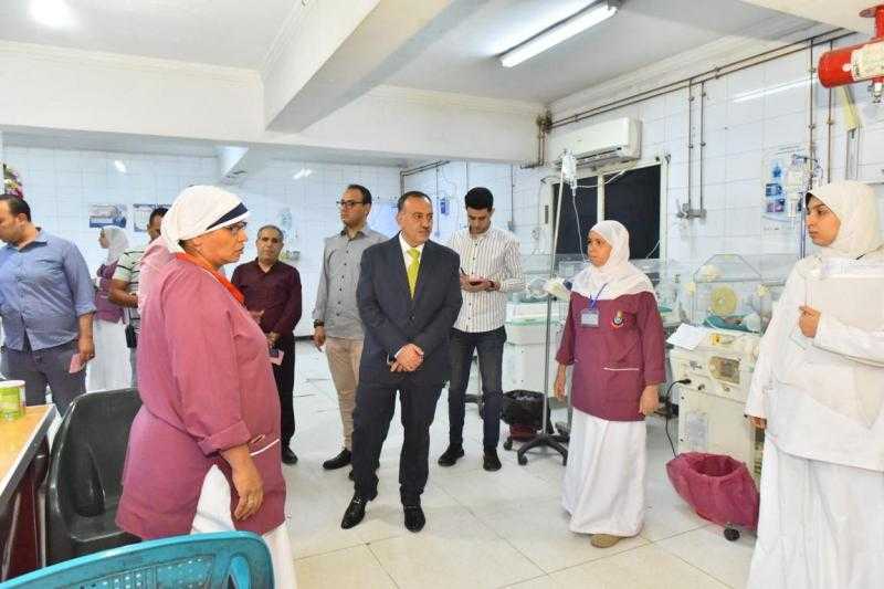 محافظ أسيوط يفاجئ مستشفى ديروط ليلا.. ويوجه بتوفير الأدوية وارتداء الزي الرسمي