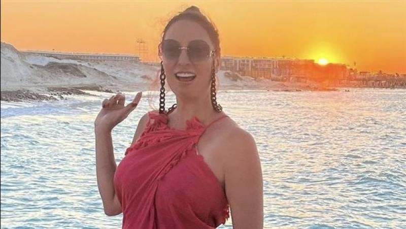 على البحر.. نرمين الفقي بإطلالة ساحرة| شاهد