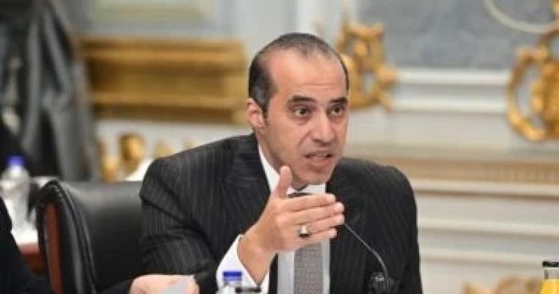 وزير الشئون النيابية يشيد بالحرف اليدوية والتراثية بأرض المعارض بالعلمين