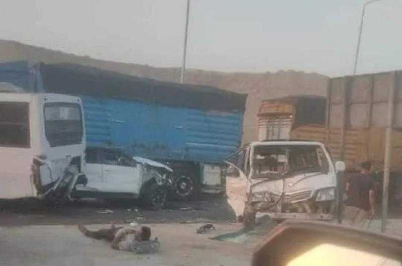 توقف حركة السيارات وتحويلات مرورية لحين رفع حطام 12 سيارة أعلى الطريق الدائرى