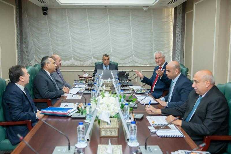 وزير الإنتاج الحربي يتابع مشروع إقامة أول محطة لتحويل المخلفات إلى طاقة كهربائية