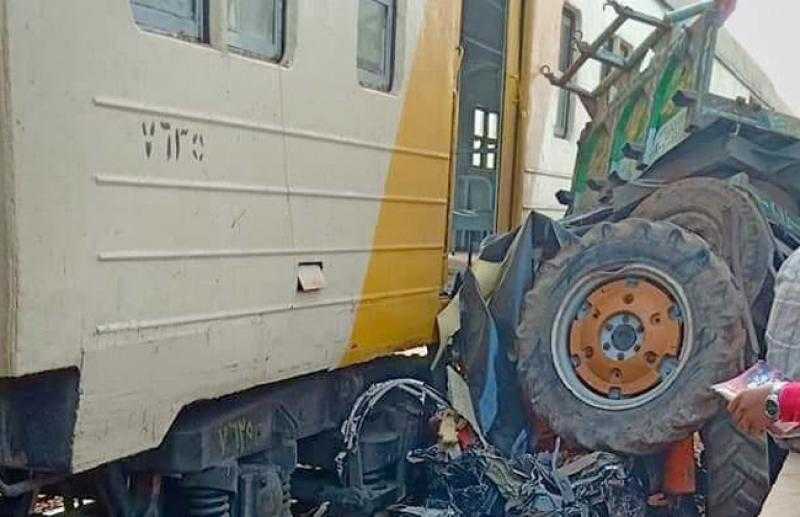 اصطدام قطار بماكينة زراعية بالزقازيق.. والنقل تناشد بعدم العبور من أماكن عشوائية