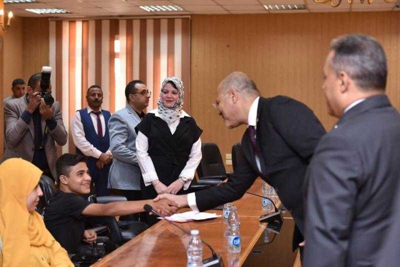 وزير العمل ومحافظ الشرقية يُسلمان عقود عمل لذوي همم في شركات القطاع الخاص