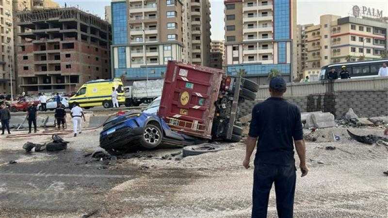 معاينة حادث الطريق الدائرى: سرعة التريلا الزائدة تسببت فى تصادم 12 سيارة