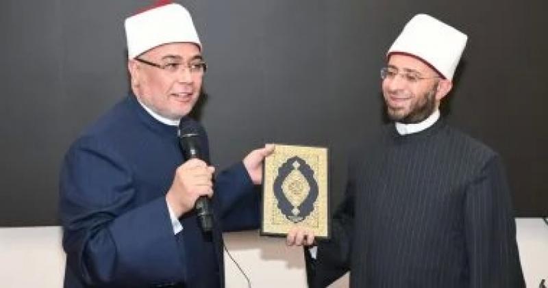 أسامة الأزهري يكرم اثنين من قيادات الأوقاف لبلوغهما سن المعاش