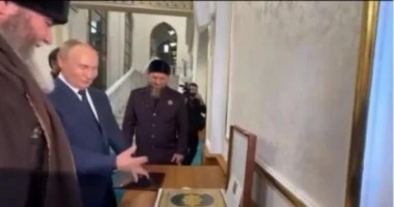 بوتين يقبل نسخة من القرآن الكريم ويقدمها هدية لمسجد النبى عيسى فى الشيشان