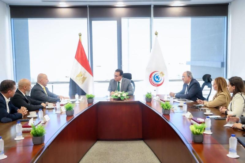 وزير الصحة يناقش آليات تنفيذ مشروع التصنيع المحلي لأجهزة الموجات الصوتية ”السونار” في مصر