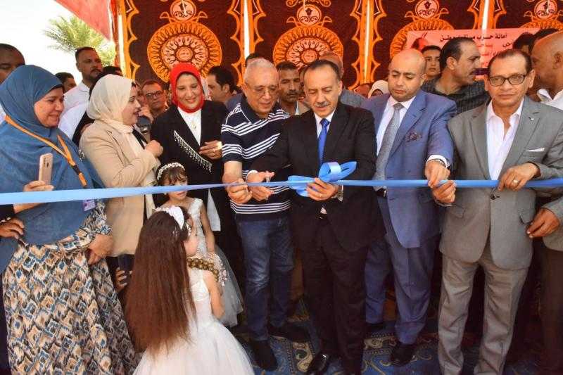 محافظ أسيوط وأمين حزب مستقبل وطن يفتتحان معرض تمكين المرأة