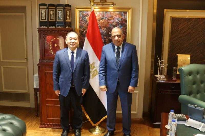 وزير الكهرباء يبحث مع ”هواوى الصينية” الاستعانة بأجهزة ذكية للحد من سرقات التيار