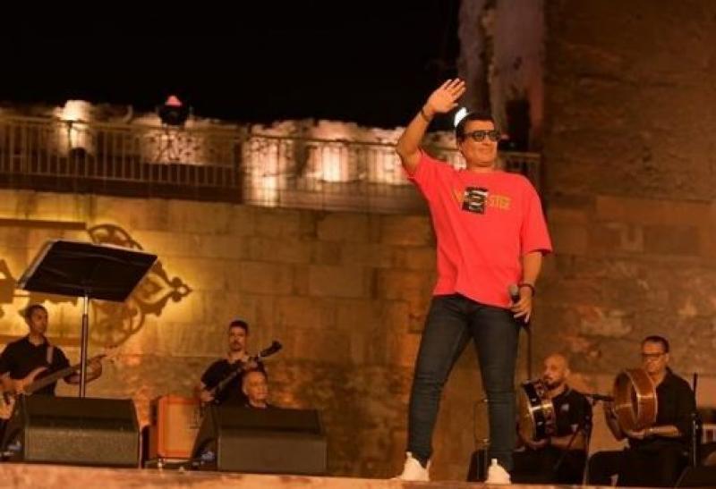 إيهاب توفيق ينشر صورا من حفله في مهرجان القلعة للموسيقى