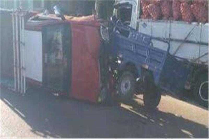 إصابة 11 شخصا في تصادم ربع نقل وتروسيكل بالشرقية
