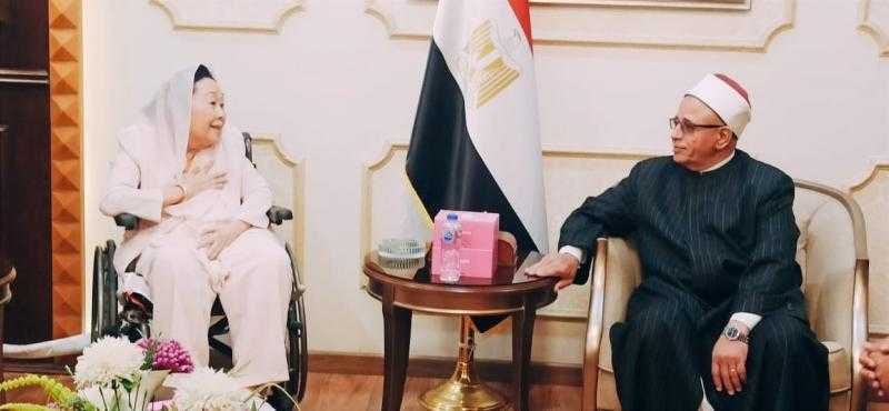 نائبًا عن وزير الأوقاف.. رئيس القطاع الديني يستقبل حرم الرئيس الإندونيسي الأسبق |صور