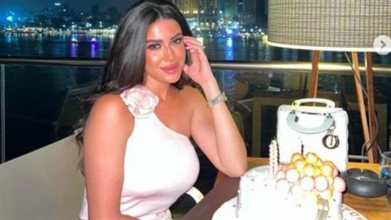 داخل البحر.. ميرنا نور الدين تثير الجدل بملابسها