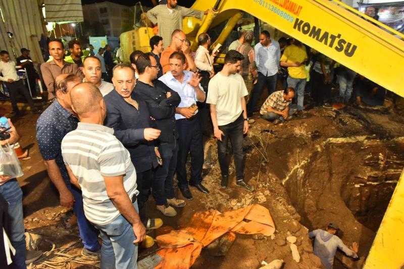 محافظ أسيوط يعلن السيطرة بالكامل على مشكلة كسر خط الصرف الصحي بالمجذوب.. صور