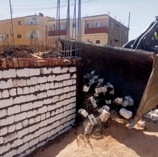 مدينة أرمنت تزيل تعديات على مساحة 1400 متر بقريتى الرياينة والرزيقات.. صور