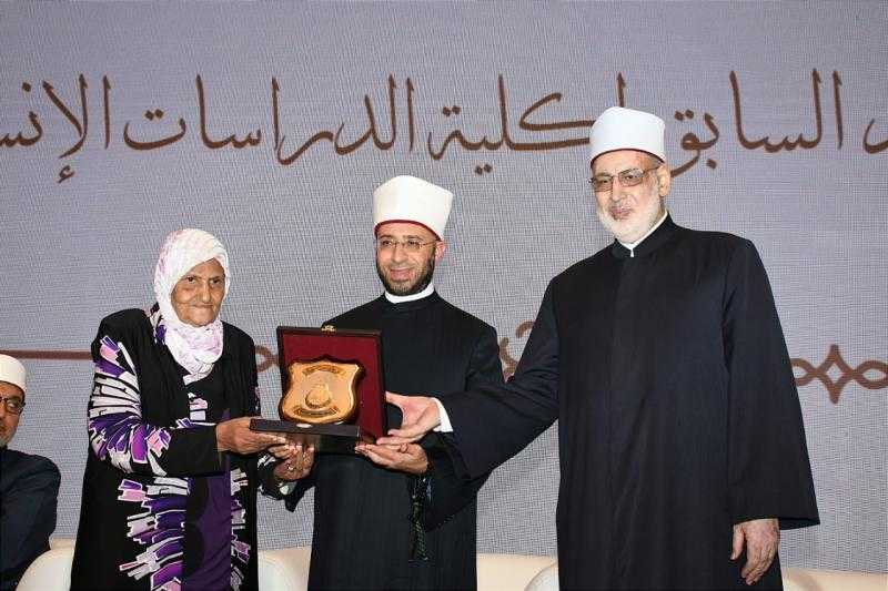 وزير الأوقاف يكرم عددا من الشخصيات المؤثرة في المجتمع