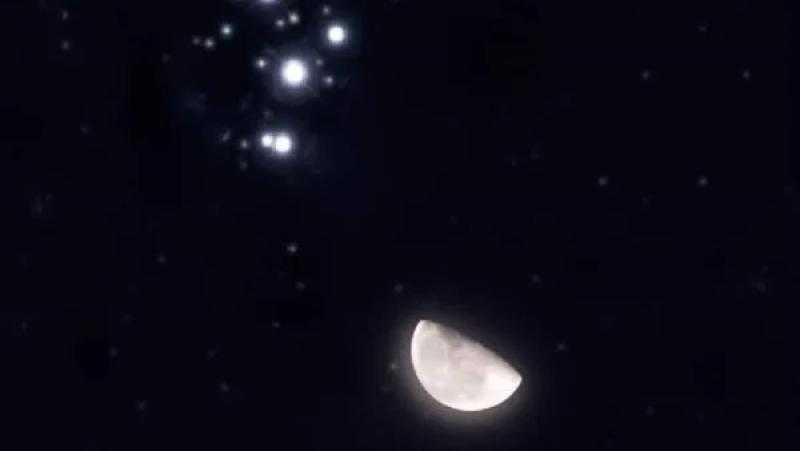 في ظاهرة مشاهدة بالعين المجردة.. اقتران القمر بـ«مجموعة الثريا»