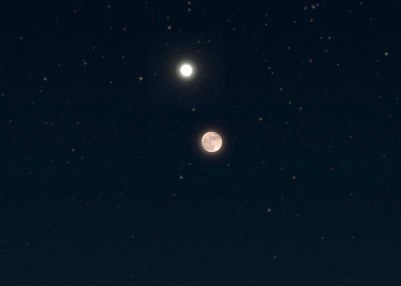 ترقبوا فجرًا.. القمر يقترن بـ «عملاق المجموعة الشمسية»