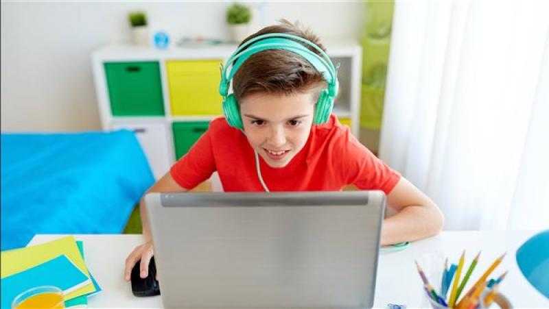 خبير تكنولوجيا المعلومات يحذر من المحتوى الضار والتطبيقات الخطيرة على الأطفال
