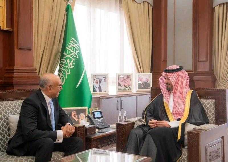 القنصل العام المصري يبحث سبل تعزيز العلاقات الثنائية مع أمير منطقة المدينة المنورة