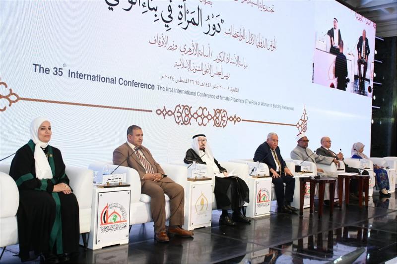 عضو مجمع البحوث الإسلامية: الأدوار التي تقوم بها المرأة خطيرة وجليلة.. ولا تستقيم حياة البشر إلا بها