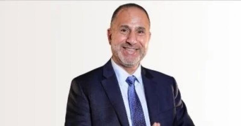 أستاذ طب نفسى يكشف أمرا خطيرا عن علاقة السوشيال ميديا بالنرجسية