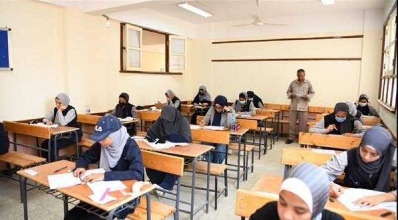 طلاب الثانوية العامة يؤدون امتحان الكيمياء الدور الثاني.. اليوم