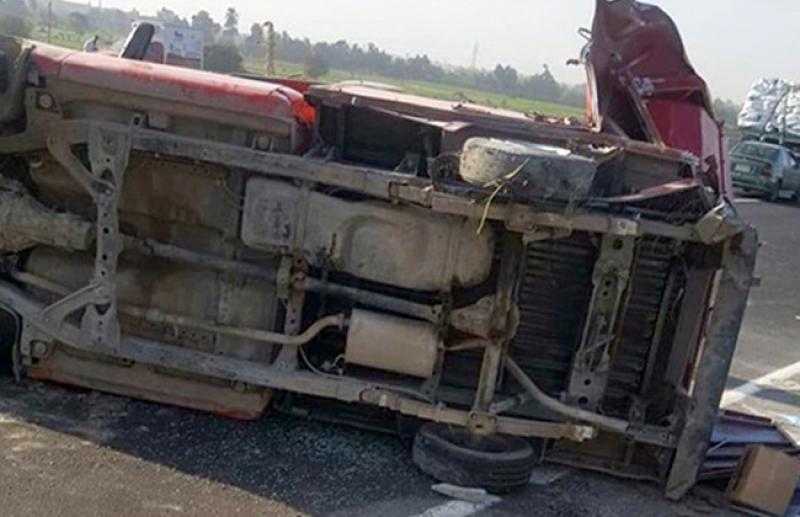 انقلاب سيارة نقل «تريلا» أعلى كوبري حلمية الزيتون