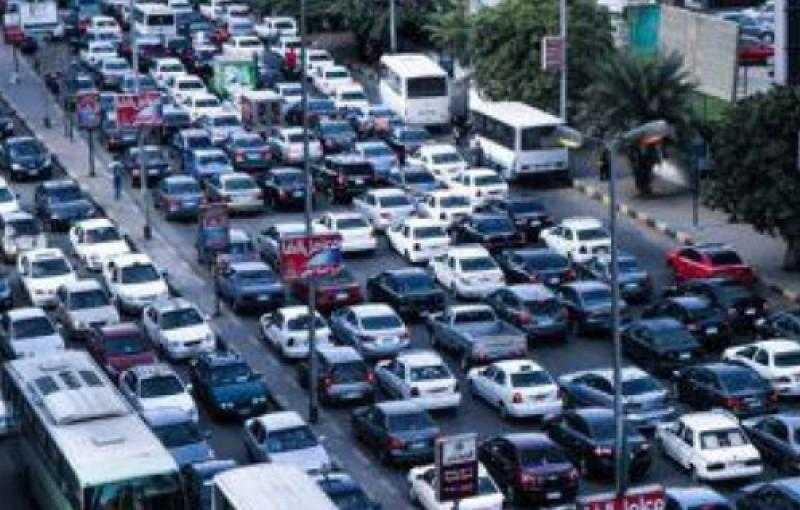 تكدس مروري بأماكن متفرقة وسط تواجد أمني لتسيير حركة السيارات في الفترة الصباحية