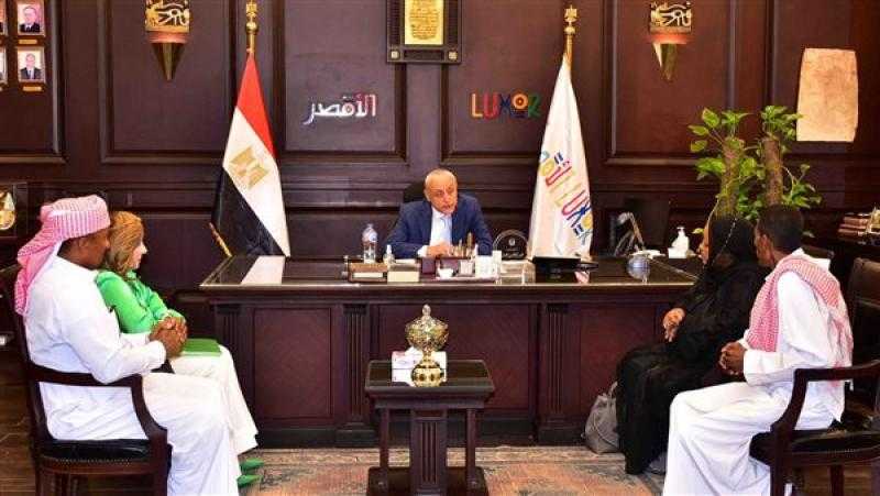 محافظ الأقصر يلتقي عددًا من النوبيين لبحث مشاكلهم