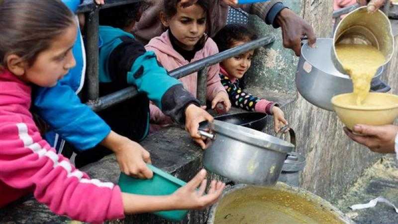 أطفال غزة يصطفون في طابور للحصول على وجبات الطعام