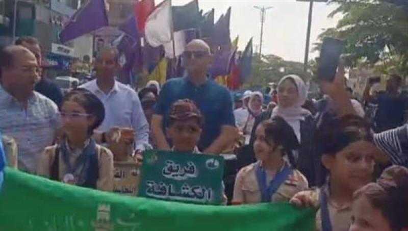 بمشاركة 1000 شاب وفتاة.. محافظ القليوبية يتقدم مسيرة احتفالا بالعيد القومى