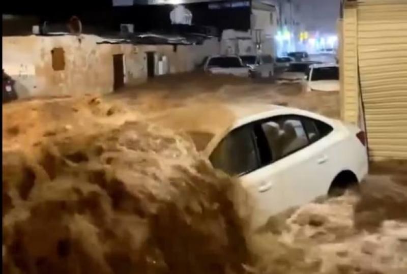 شاهد.. سيول جارفة تجتاح المدينة المنورة وتجرف عددا من السيارات