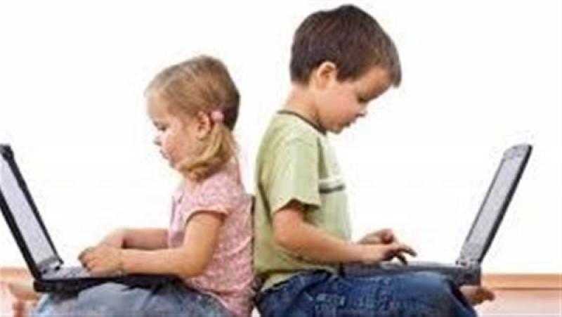 تأثير الأمية التكنولوجية على النمو الذهني للأطفال.. خبير يوضح