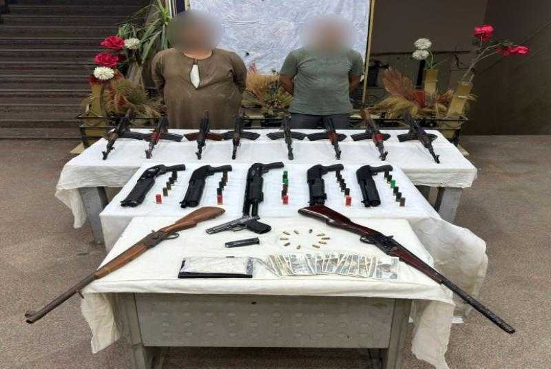 ضبط عنصرين إجراميين بأسيوط بحوزتهما 16 قطعة سلاح ناري ومخدرات بقصد الاتجار