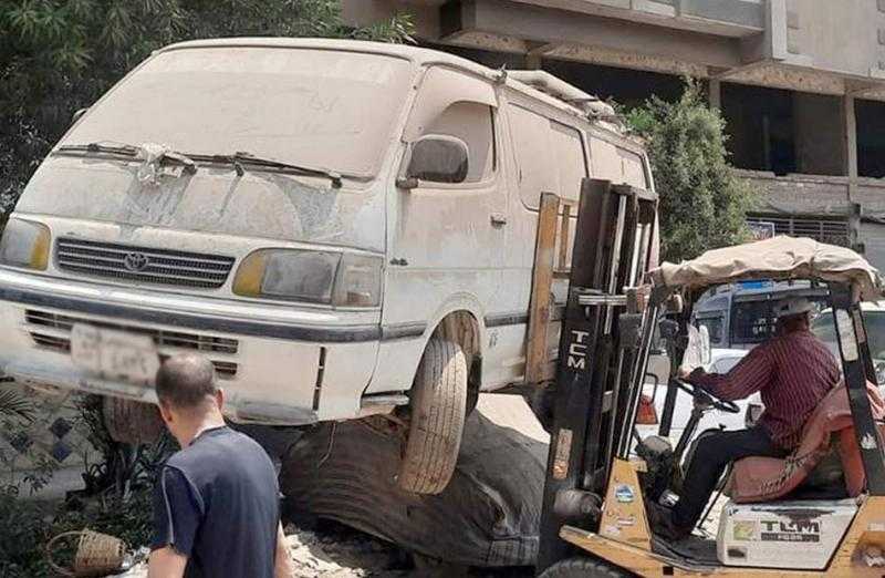 رفع 59 سيارة ودراجة نارية متروكة ومتهالكة من الشوارع بحملات مرورية